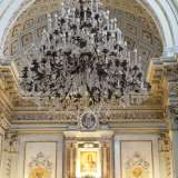 Volta da cui viene gi� un imponente lampadario in cristallo che illumina il vasto ambiente